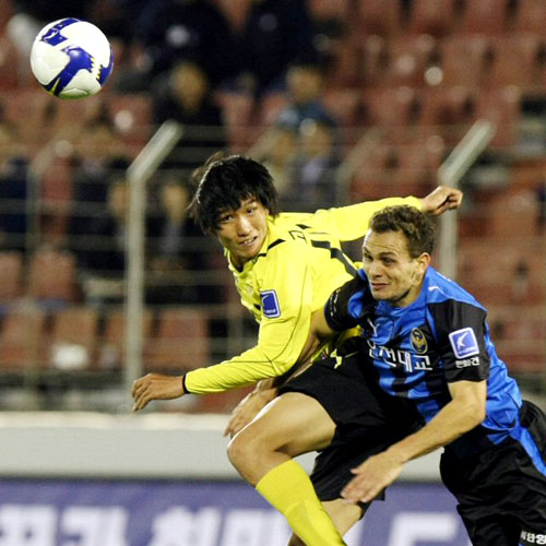 22일 전남 광양전용구장에서 열린 프로축구 K-리그 전남 드래곤즈와 인천 유나이티드와의 경기에서 전남 고기구(위쪽)와 인천 제이드가 공중볼을 잡기 위해 안간힘을 쓰고 있다. 
