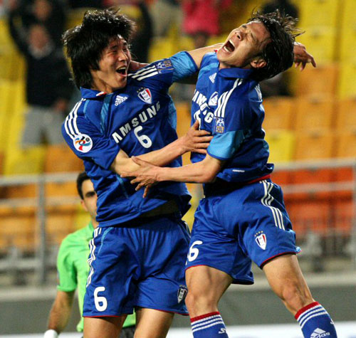 22일 수원월드컵경기장에서 열린 2009 아시아축구연맹(AFC) 챔피언스리그 조별리그 G조 4차전 상하이 선화와 수원 삼성의 경기 전반 1대1 동점 상황에서 역전골을 넣은 수원 배기종(오른쪽)이 동료 박현범과 함께 기뻐하고 있다. 