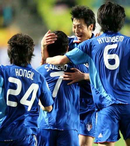 22일 수원월드컵경기장에서 열린 2009 아시아축구연맹(AFC) 챔피언스리그 조별리그 G조 4차전 상하이 선화와 수원 삼성의 경기에서 동점골을 넣은 수원 이상호(7번)가 동료들과 함께 기뻐하고 있다. 수원 2대1 승. 