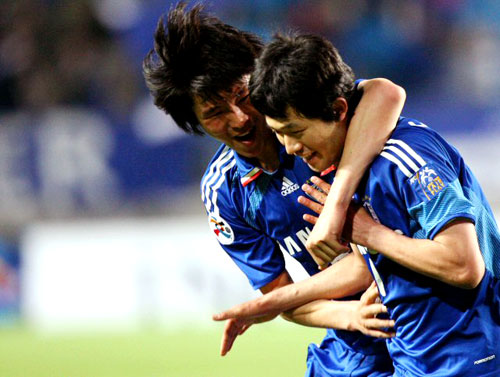 22일 수원월드컵경기장에서 열린 2009 아시아축구연맹(AFC) 챔피언스리그 조별리그 G조 4차전 상하이 선화와 수원 삼성의 경기 전반 0대1로 뒤진 상황에서 동점골을 넣은 수원 이상호(오른쪽)가 동료 박현범과 함께 기뻐하고 있다. 