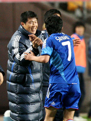 22일 수원월드컵경기장에서 열린 2009 아시아축구연맹(AFC) 챔피언스리그 조별리그 G조 4차전 상하이 선화와 수원 삼성의 경기 전반 0대1로 뒤진 상황에서 동점골을 넣은 수원 이상호(오른쪽)를 차범근 감독이 격려하고 있다. 