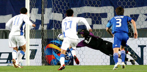22일 수원월드컵경기장에서 열린 2009 아시아축구연맹(AFC) 챔피언스리그 조별리그 G조 4차전 상하이 선화와 수원 삼성의 후반 경기, 상하이 바르코스(왼쪽)의 페널티킥을 수원 골키퍼 박호진이 막아내고 있다. 수원 2대1 승. 