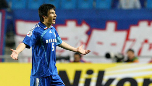  22일 수원월드컵경기장에서 열린 2009 아시아축구연맹(AFC) 챔피언스리그 조별리그 G조 4차전 상하이 선화와 수원 삼성의 후반 경기, 수원 리웨이펑이 경고 누적으로 퇴장당하며 억울함을 호소하고 있다. 수원 2대1 승. 