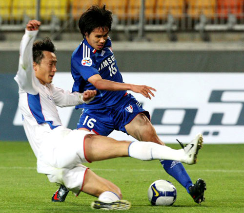22일 수원월드컵경기장에서 열린 2009 아시아축구연맹(AFC) 챔피언스리그 조별리그 G조 4차전 상하이 선화와 수원 삼성의 경기에서 수원 배기종(오른쪽)이 상하이 수비수를 제치고 슛 기회를 노리고 있다. 수원 2대1 승. 