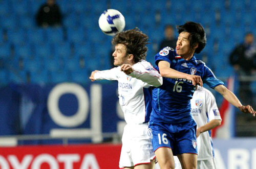 22일 수원월드컵경기장에서 열린 2009 아시아축구연맹(AFC) 챔피언스리그 조별리그 G조 4차전 상하이 선화와 수원 삼성의 경기에서 수원 배기종(오른쪽)과 상하이 얀코가 공중 볼 다툼을 벌이고 있다. 수원 2대1 승. 