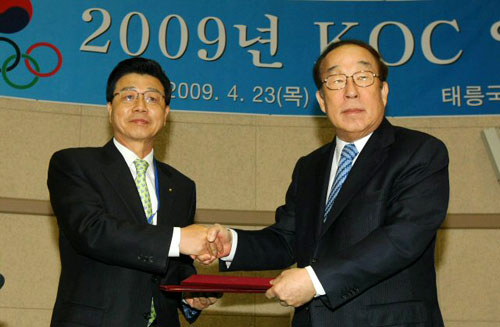 23일 오전 서울 태릉 국제스케이트장 내 대회의실에서 열린 '2009년 대한올림픽위원회(KOC) 임시위원총회'에서 박용성(오른쪽) KOC 위원장과 김진선 강원도지사가 2018년 동계올림픽의 평창 유치에 관한 협약서를 교환한 뒤 악수하고 있다. 