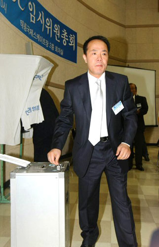 23일 오전 서울 태릉 국제스케이트장 내 대회의실에서 열린 '2009년 대한올림픽위원회(KOC) 임시위원총회'에서 KOC 위원들이 2018년 동계올림픽 유치를 신청한 평창에 대해 무기명 비밀투표를 하고 있다. 