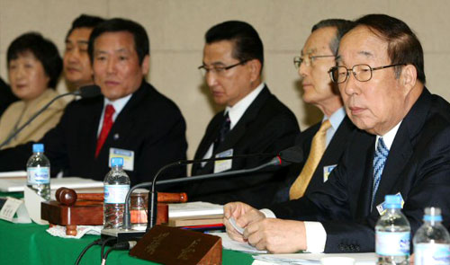 23일 오전 서울 태릉 국제스케이트장 내 대회의실에서 열린 '2009년 대한올림픽위원회(KOC) 임시위원총회'에서 박용성(오른쪽) KOC 위원장이 개회를 선나 뒤 잠시 생각에 잠겨있다. 