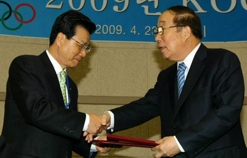 23일 오전 서울 태릉 국제스케이트장 내 대회의실에서 열린 '2009년 대한올림픽위원회(KOC) 임시위원총회'에서 박용성(오른쪽) KOC 위원장과 김진선 강원도지사가 2018년 동계올림픽의 평창 유치에 관한 협약서를 교환한 뒤 악수하고 있다. 