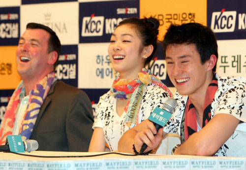 오는 24일부터 열리는 'KCC스위첸 페스타 온 아이스 2009'를 앞두고 23일 오후 서울 메이필드호텔에서 열린 기자회견에서 패트릭 챈이 "김연아와 페어연기를 하지 못해 아쉽다"고 말하자 김연아와 브라이언 오서 코치가 활짝 웃고 있다. 