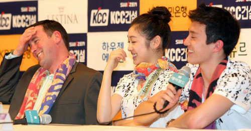 오는 24일부터 열리는 'KCC스위첸 페스타 온 아이스 2009'를 앞두고 23일 오후 서울 메이필드호텔에서 열린 기자회견에서 패트릭 챈이 "김연아와 페어연기를 하지 못해 아쉽다"고 말하자 김연아와 브라이언 오서 코치가 활짝 웃고 있다. 