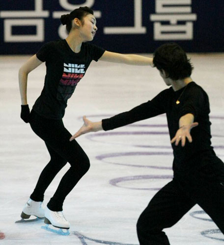 피겨퀸 김연아가 오는 24일부터 열리는 'KCC스위첸 페스타 온 아이스 2009'를 앞두고 23일 오후 일산킨텍스 특설링크에서 스테판 람비에(스위스)와 호흡을 맞추고 있다. 
