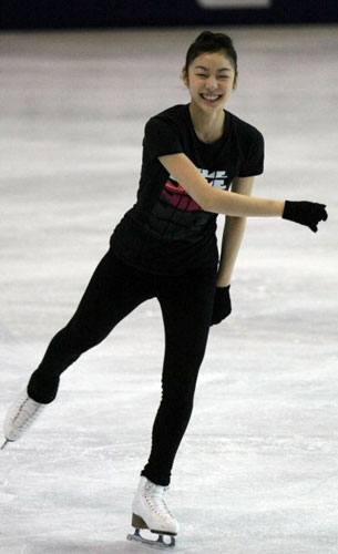 피겨퀸 김연아가 오는 24일부터 열리는 'KCC스위첸 페스타 온 아이스 2009'를 앞두고 23일 오후 일산킨텍스 특설링크에서 스테판 람비에(스위스)와 호흡을 맞추고 있다. 