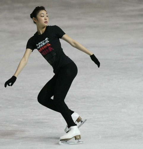 피겨퀸 김연아가 오는 24일부터 열리는 'KCC스위첸 페스타 온 아이스 2009'를 앞두고 23일 오후 일산킨텍스 특설링크에서 뮤지컬 맘마미아 곡에 맞춰 연습을 하고 있다. 