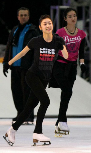 피겨퀸 김연아가 오는 24일부터 열리는 'KCC스위첸 페스타 온 아이스 2009'를 앞두고 23일 오후 일산킨텍스 특설링크에서 뮤지컬 맘마미아 곡에 맞춰 연습을 하고 있다. 
