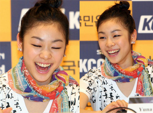오는 24일부터 열리는 'KCC스위첸 페스타 온 아이스 2009'를 앞두고 23일 오후 서울 메이필드호텔에서 열린 기자회견에서 김연아가 기자들의 질문을 받고 밝게 웃고 있다. 