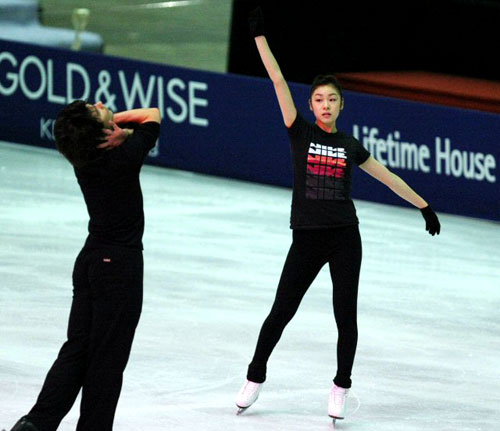 피겨퀸 김연아가 오는 24일부터 열리는 'KCC스위첸 페스타 온 아이스 2009'를 앞두고 23일 오후 일산킨텍스 특설링크에서 스테판 람비에(스위스)와 호흡을 맞추고 있다. 