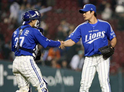 23일 서울 잠실경기장에서 열린 2009 프로야구 LG와 삼성의 경기에서 삼성이 4:1로 승리 후 선수들이 기뻐하고 있다.
 