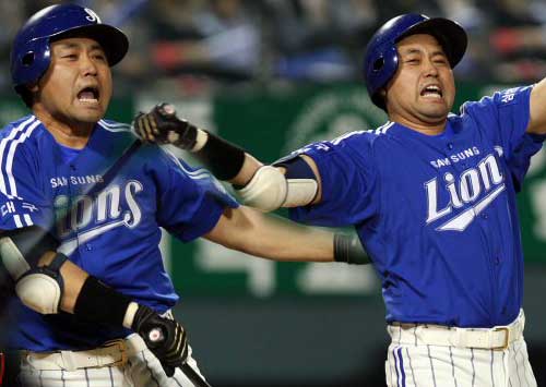 23일 서울 잠실경기장에서 열린 2009 프로야구 LG와 삼성의 경기에서 6회초 타석에 들어선 삼성 양준혁이 좋은 투구를 놓친 후 아쉬워하고 있다. 
