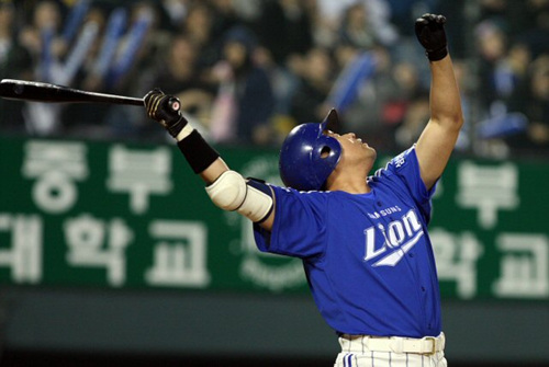 23일 서울 잠실경기장에서 열린 2009 프로야구 LG와 삼성의 경기 4회초 무사 상황에서 타석에 들어선 삼성 양준혁이 파울타구를 바라보고 있다. 