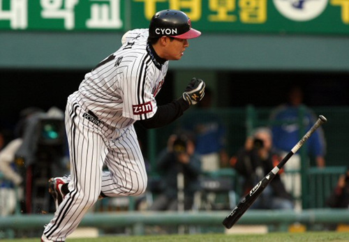 23일 서울 잠실경기장에서 열린 2009 프로야구 LG와 삼성의 경기 1회말 1사 주자3루 상황에서 타석에 들어선 LG 안치용이 1점 적시타를 치고 있다. 