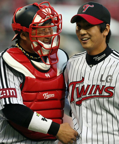 23일 서울 잠실경기장에서 열린 2009 프로야구 LG와 삼성의 경기에서 LG 포수 조인성이 2회초 위기를 막고 마운드를 내려오는 LG 선발투수 심수창을 축하해주고 있다. 