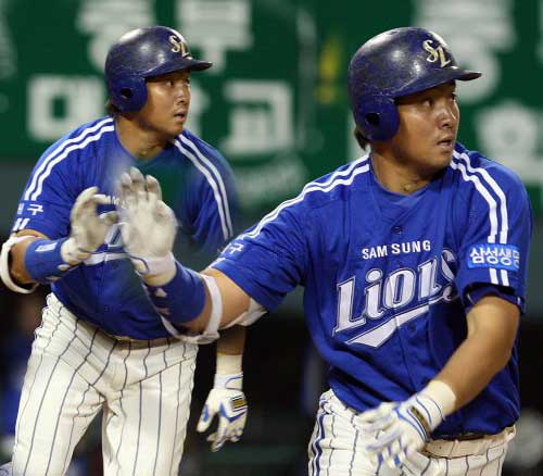 23일 서울 잠실경기장에서 열린 2009 프로야구 LG와 삼성의 경기 6회초 1사 만루상황에서 타석에 들어선 삼성 채태인이 역전 2점 적시타를 치고 있다. 