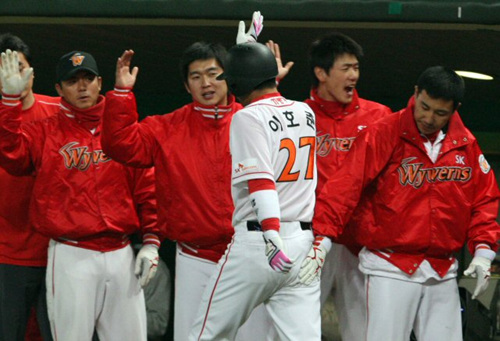 23일 인천 문학구장에서 열린 프로야구 SK 와이번스-롯데 자이언츠의 경기. SK 이호준이 6회말 6대 1로 앞선 상황에서 솔로 홈런을 때린 뒤 동료들과 기쁨을 나누고 있다. 