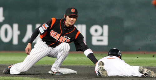 23일 인천 문학구장에서 열린 프로야구 SK 와이번스-롯데 자이언츠의 경기. SK 정근우가 3회말 1사 1루에서 2루 도루에 실패하고 있다. 롯데 유격수는 박기혁. 