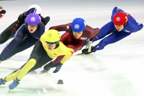 24일 오후 노원구 공릉동 태릉실내빙상장에서 열린 제24회 쇼트트랙 종합선수권대회 겸 2009-2010 국가대표선발전 남자 1,500ｍ 예선에서 안현수가 앞으로 치고나갈 기회를 엿보고 있다. 안현수는 이날 1,500ｍ 준준결승에서 탈락했다. 