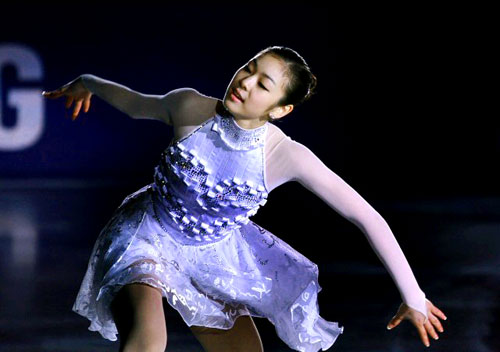 피겨퀸 김연아가 24일 경기도 고양시 킨텍스에서 열린 KCC스위첸 페스타온아이스2009에서 아름다운 눈빛과 몸짓을 선사하고 있다. 