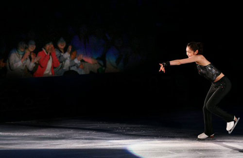 피겨퀸 김연아가 24일 경기도 고양시 킨텍스에서 열린 KCC스위첸 페스타온아이스2009에서 환상적인 연기를 선보이자 팬들이 열렬히 환호하고 있다. 