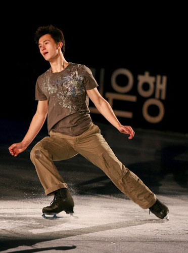 24일 오후 고양시 킨텍스에서 열린 '페스타 온 아이스 2009'에서 올해 세계선수권대회 남자 싱글 준우승을 차지한 패트릭 챈(캐나다)이 연기를 펼치고 있다. 