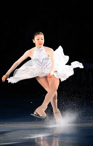 24일 오후 고양시 킨텍스에서 열린 '페스타 온 아이스 2009'에서 피겨퀸 김연아가 환상적인 오프닝 공연을 하고 있다. 