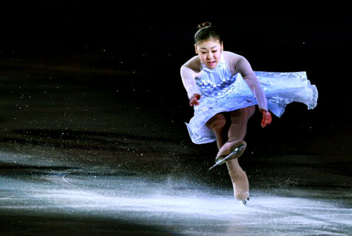 피겨퀸 김연아가 24일 경기도 고양시 킨텍스에서 열린 KCC스위첸 페스타온아이스2009에서 환상적인 스핀연기를 보여주고 있다. 