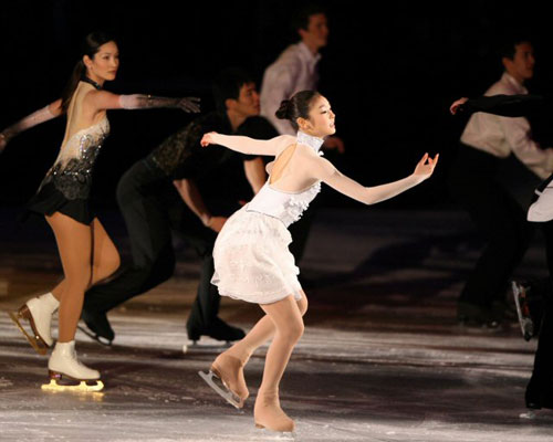 24일 오후 고양시 킨텍스에서 열린 '페스타 온 아이스 2009'에서 피겨퀸 김연아와 참가선수들이 환상적인 오프닝 공연을 하고 있다. 