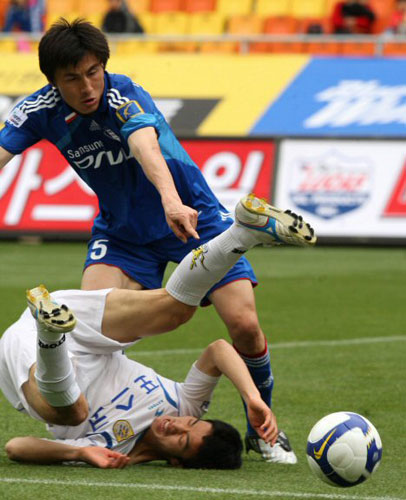  26일 수원월드컵경기장에서 열린 2009 프로축구 수원 삼성 대 전남 드래곤즈의 경기에서 전남 고차원이 종료직전 패널티킥을 얻어내고 있다 . 
