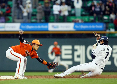26일 오후 서울 잠실야구장에서 열린 두산과 한화의 경기에서 4회말 2사 타석에 김동주 1루주자 오재원이 도루에 실패하고 있다. 