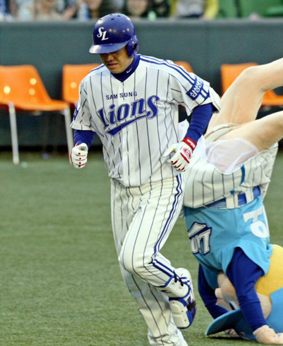 26일 대구구장에서 열린 프로야구 삼성 라이온즈-기아 타이거즈전에서 삼성 박진만이 1-7로 뒤지던 4회말 1점홈런을 치고 홈인하고 있다. 