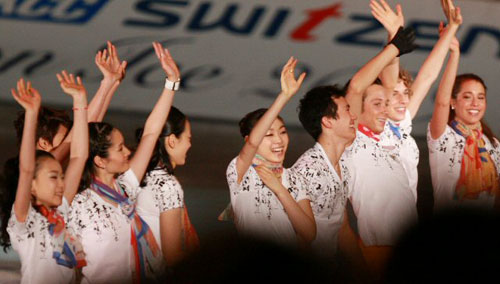 피겨퀸 김연아가 26일 경기도 고양시 킨텍스에서 열린 KCC스위첸 페스타온아이스2009에서 3일간의 공연을 끝낸 뒤 동료들과 함께 관중에게 인사하며 즐거워하고 있다. 