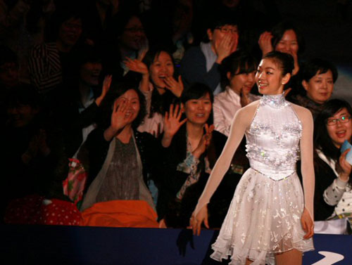  피겨퀸 김연아가 26일 경기도 고양시 킨텍스에서 열린 KCC스위첸 페스타온아이스2009에서 연꽃이 피어나듯 아름다운 연기를 보여주자 관중들이 환호하고 있다. 
