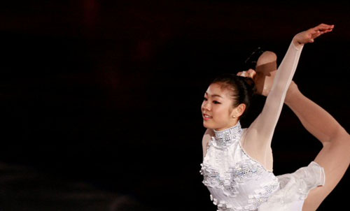피겨퀸 김연아가 26일 경기도 고양시 킨텍스에서 열린 KCC스위첸 페스타온아이스2009에서 멋진 스케이팅 연기를 펼치고 있다. 