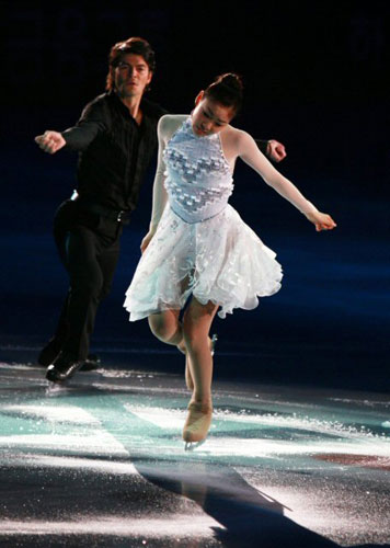 피겨퀸 김연아가 26일 경기도 고양시 킨텍스에서 열린 KCC스위첸 페스타온아이스2009에서 '팬텀 오브 오페라'에 맞춰 스테판 랑비엘과 함께 아름다운 연기를 펼치고 있다. 