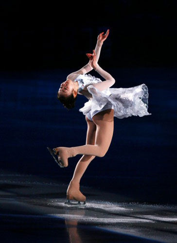 피겨퀸 김연아가 26일 경기도 고양시 킨텍스에서 열린 KCC스위첸 페스타온아이스2009에서 은반 위에서 연꽃이 피어나듯 아름다운 스핀연기를 보여주고 있다. 