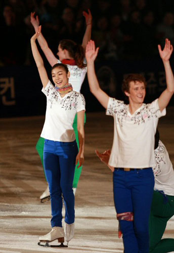 피겨퀸 김연아가 26일 경기도 고양시 킨텍스에서 열린 KCC스위첸 페스타온아이스2009에서 3일간의 공연을 끝낸 뒤 동료들과 함께 관중에게 인사하며 즐거워하고 있다. 