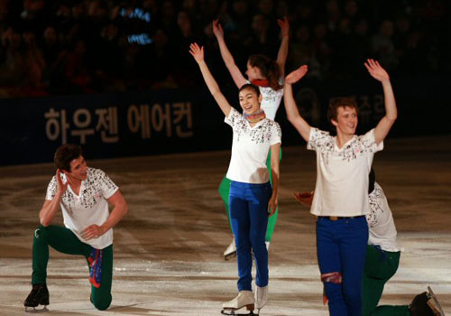피겨퀸 김연아가 26일 경기도 고양시 킨텍스에서 열린 KCC스위첸 페스타온아이스2009에서 3일간의 공연을 끝낸 뒤 동료들과 함께 관중에게 인사하며 즐거워하고 있다. 