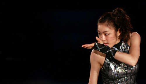 피겨퀸 김연아가 26일 경기도 고양시 킨텍스에서 열린 KCC스위첸 페스타온아이스2009에서 도도한 눈빛을 보내며 화려한 연기를 보여주고 있다. 