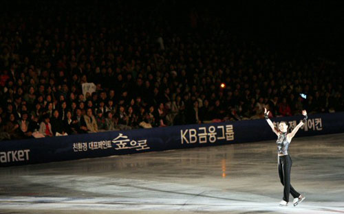 피겨퀸 김연아가 26일 경기도 고양시 킨텍스에서 열린 KCC스위첸 페스타온아이스2009에서 연기를 마친 뒤 팬들에게 인사하고 있다. 