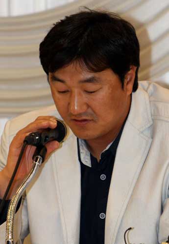 28일 서울의 한 호텔에서 프로야구 선수협 손민한 회장(롯데 자이언츠 투수)이 노동조합 설립 추진위를 발족하겠다고 밝히고 있다. 