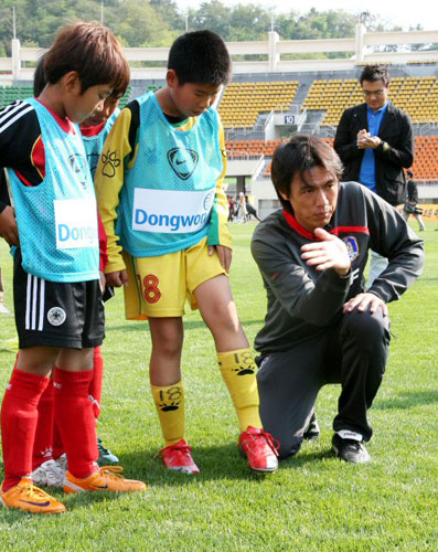 홍명보 U-20 축구대표팀 감독이 28일 오후 경남 창원시 종합운동장에서 축구 클리닉을 열고 경남지역 초등학교 학생들을 지도하고 있다. 